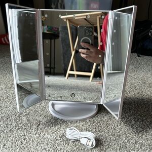 Trifold vanity mirror